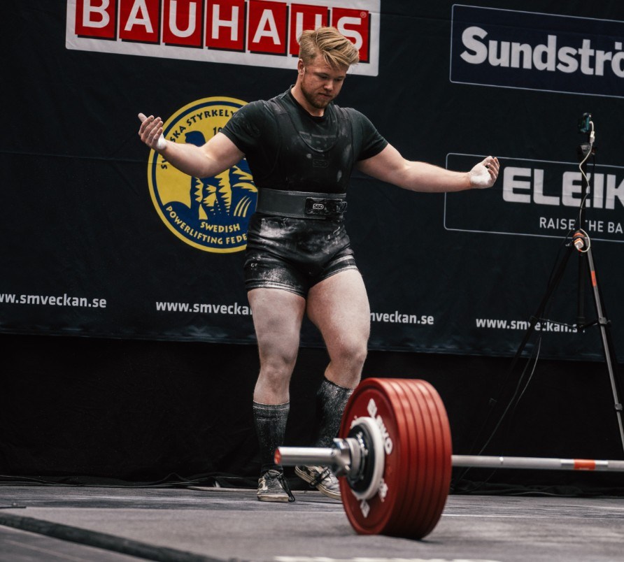 Elias Kenneryd p� t�vling framf�r skivst�ngen.